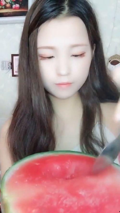 长直发小姐姐吃瓜视频,萌态十足引网友热议