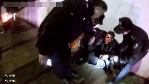 老人扮演吃瓜群众,揭秘生活中的趣味点滴