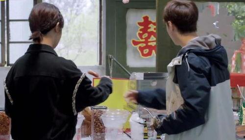 在长辈面前吃瓜,笑谈人生百态