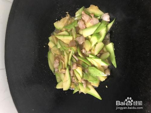 小瓜和肉怎么炒着吃,家常炒菜新尝试