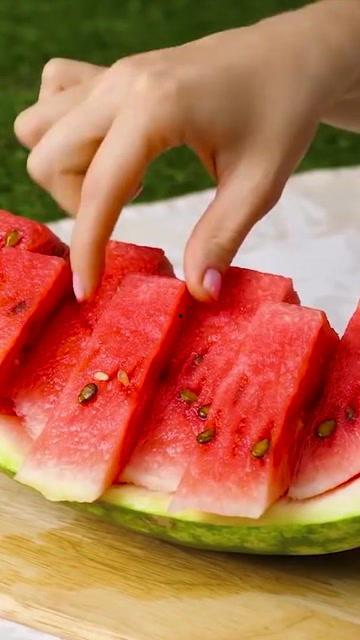 哈尔滨户外吃瓜,哈尔滨户外夏日吃瓜盛宴